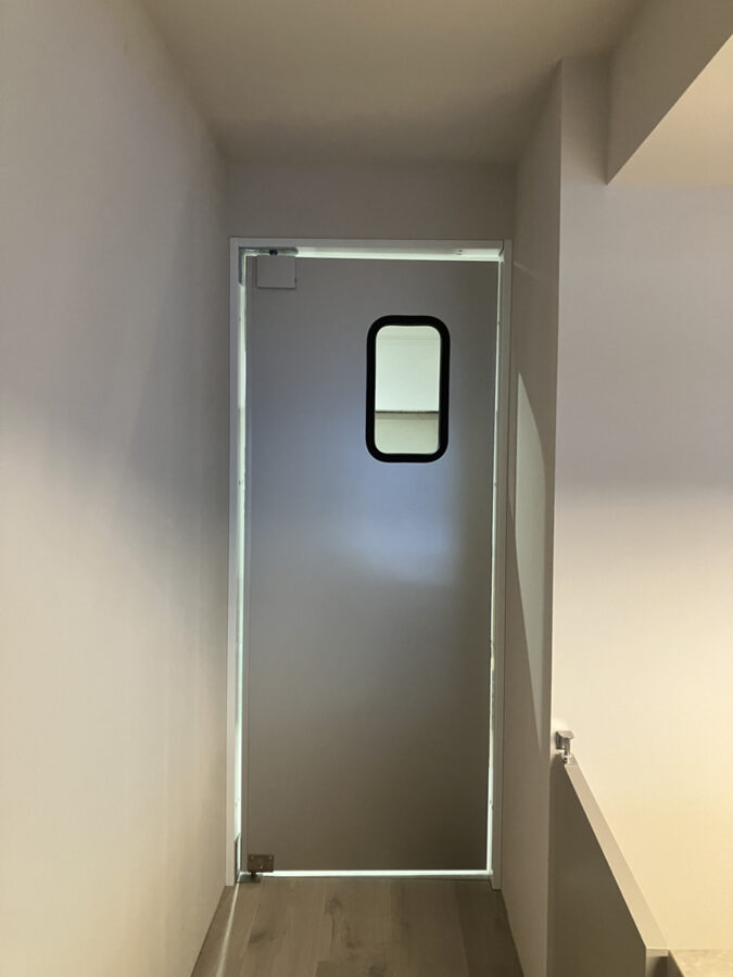 バー店舗向け片開きアルミスイングドア（一般タイプ・窓透明・狭小窓）