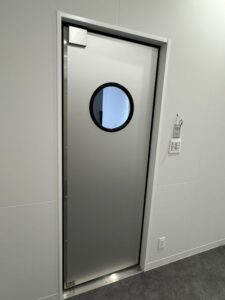 菓子工房向け片開きアルミスイングドア（密閉タイプ・窓透明・丸窓）