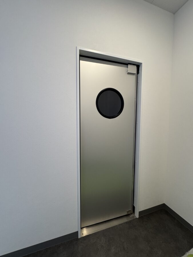 菓子工房向け片開きアルミスイングドア（密閉タイプ・窓透明・丸窓）