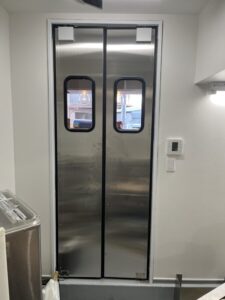 飲食店厨房向け両開きステンレス430（安価タイプ）スイングドア（密閉タイプ・窓透明・狭小窓・大型）