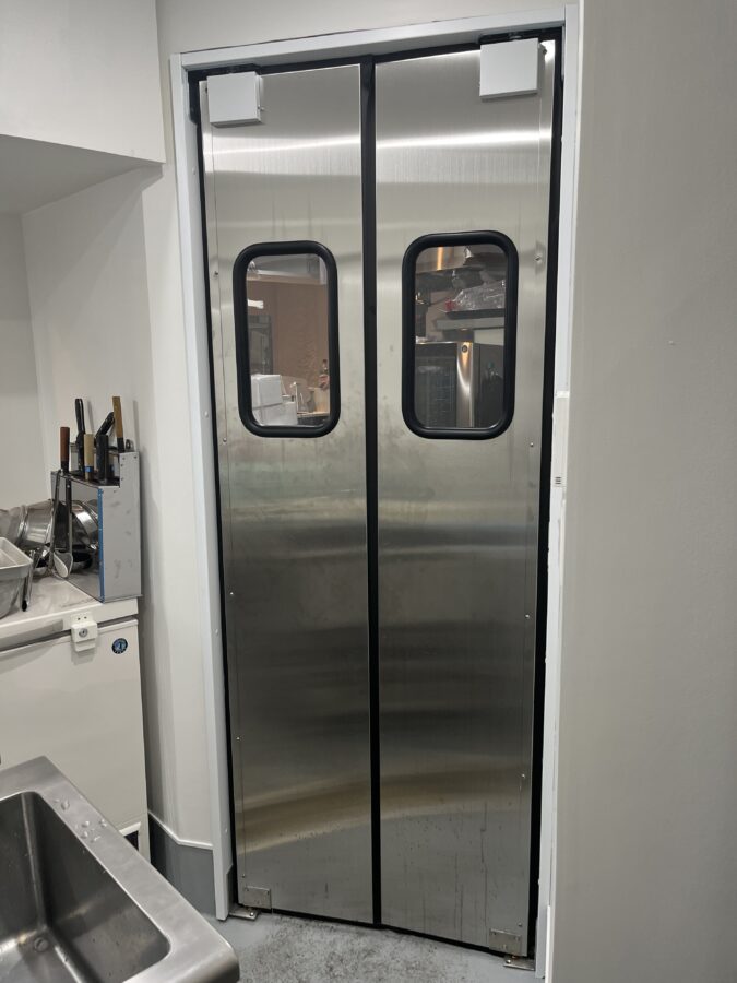 飲食店厨房向け両開きステンレス430（安価タイプ）スイングドア（密閉タイプ・窓透明・狭小窓・大型）