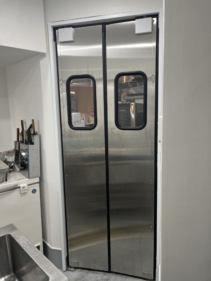 飲食店厨房向け両開きステンレス430（安価タイプ）スイングドア（密閉タイプ・窓透明・狭小窓・大型）