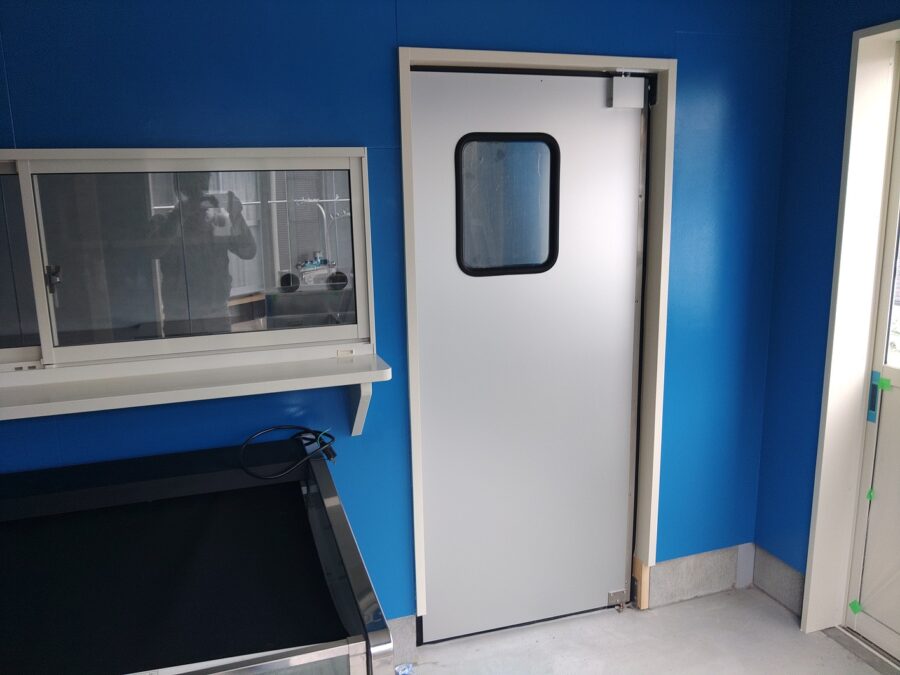 工場向け片開きアルミスイングドア（密閉タイプ・窓透明）