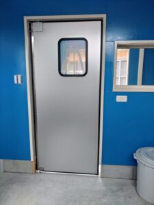 工場向け片開きアルミスイングドア（密閉タイプ・窓透明）