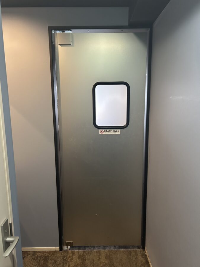 飲食店向け片開きアルミスイングドア（一般タイプ、窓マット、大型）