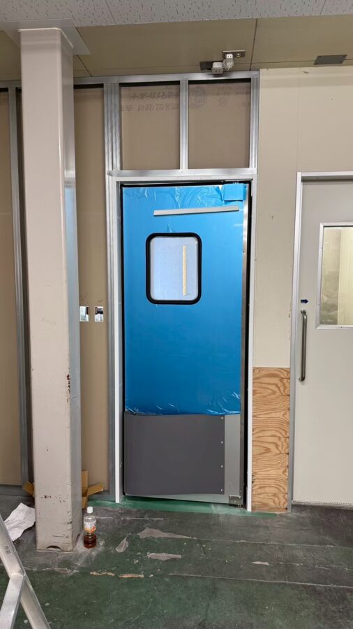 スーパー向け片開きアルミスイングドア（密閉タイプ・窓透明・スプリングバンパーグレー付き）