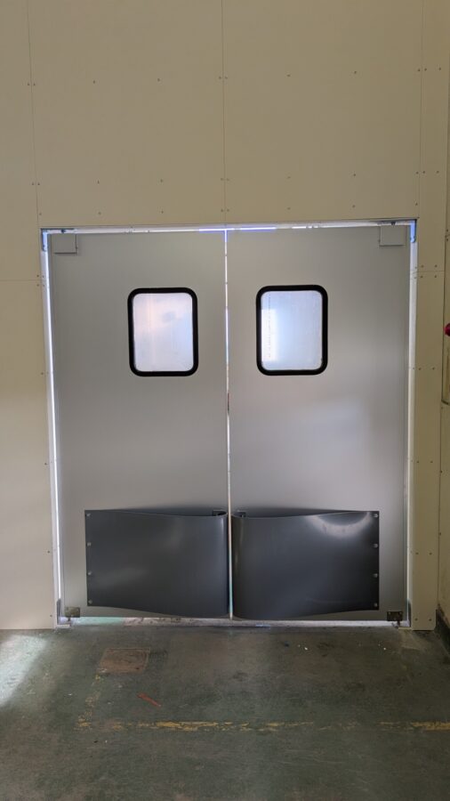 食品工場向け両開きアルミスイングドア（一般タイプ、窓透明、大型、スプリングバンパーグレー付き）