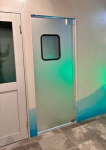 店舗向け片開きアルミスイングドア（一般タイプ・ハーフミラー窓）