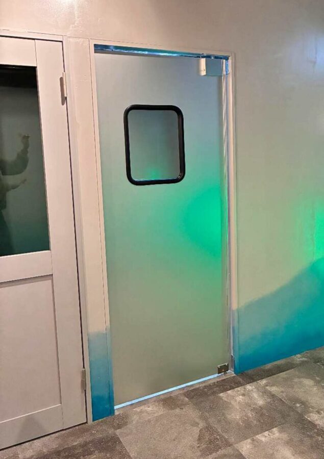 店舗向け片開きアルミスイングドア（一般タイプ・ハーフミラー窓）