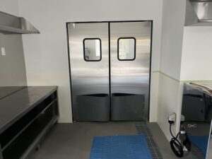 食品工場向け両開きステンレス430（安価タイプ）スイングドア（密閉タイプ・窓透明・大型・スプリングバンパーグレー付き）