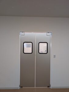 食品工場向け両開きアルミスイングドア（一般タイプ・窓透明・大型）