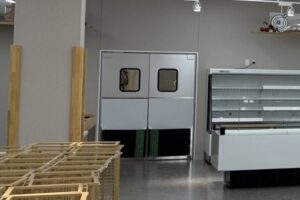 農産物直売所向け両開き上部アルミ下部ステンレス430（安価タイプ）スイングドア（SCP5型）（一般タイプ・ハーフミラー窓・スプリングバンパー黒付き）