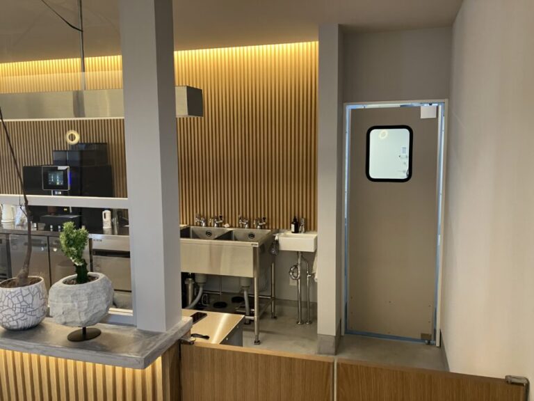 飲食店向け片開きメラミン化粧板スイングドア（一般タイプ・窓透明・ハンドプレート、キックプレート付き）