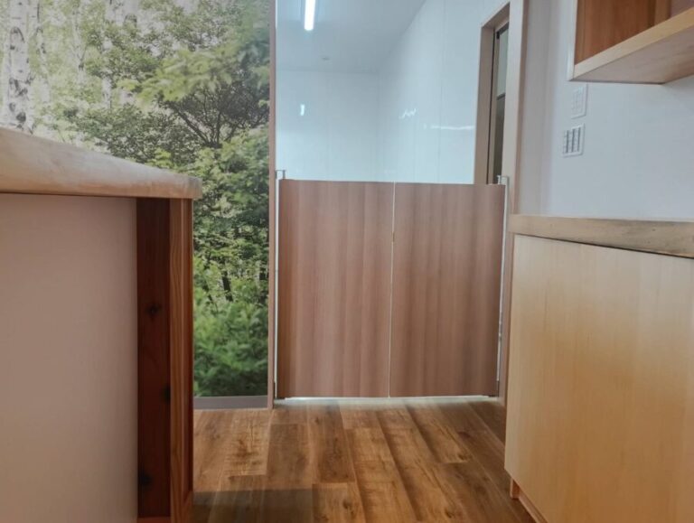 住宅向け両開きメラミン化粧板ミニスイングドア