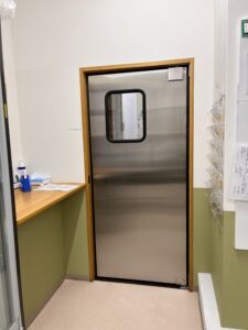 食品加工所向け片開きステンレス430（安価タイプ）スイングドア（密閉タイプ・窓透明）