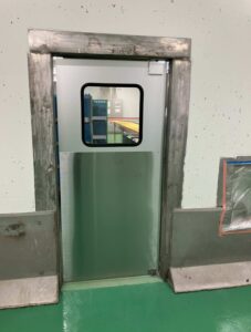 にわとり集卵舎向け片開き上部アルミ下部ステンレス430（安価タイプ）スイングドア（SCP5型）（一般タイプ・大型窓）