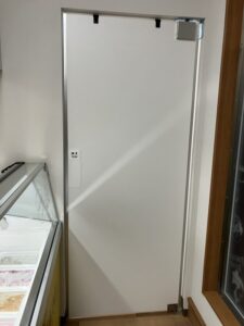 洋菓子店向け片開きメラミン化粧板スイングドア（一般タイプ・窓なし）