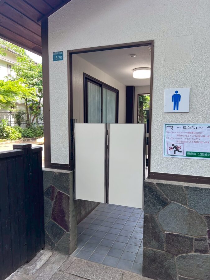 トイレ向け両開きメラミン化粧板カウンタードア（ミニスイングドア、金属エッヂ材）