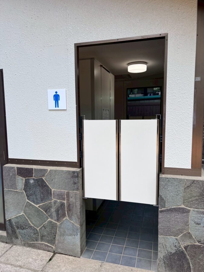 トイレ向け両開きメラミン化粧板カウンタードア（ミニスイングドア、金属エッヂ材）