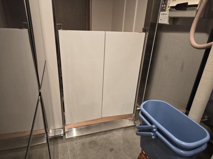 工場向け両開きメラミン化粧板ミニスイングドア